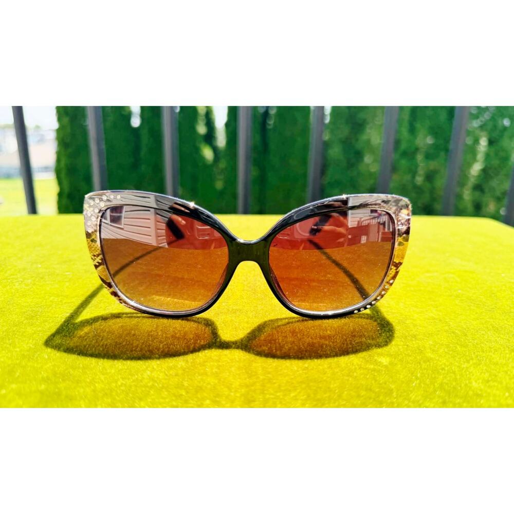 ✨ GLAMOUR ALERT: NEW Guess Factory Rhinestone Butterfly Sunglasses ✨ - Picture 2 of 7